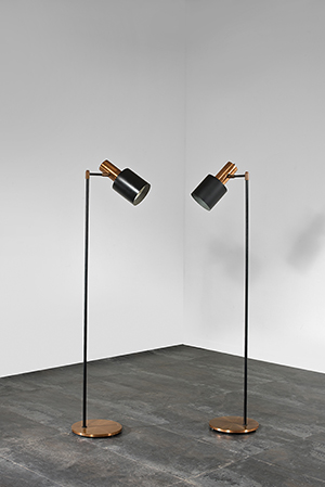 Jo HAMMERBORG - Paire de lampadaires en métal laqué noir et cuivre